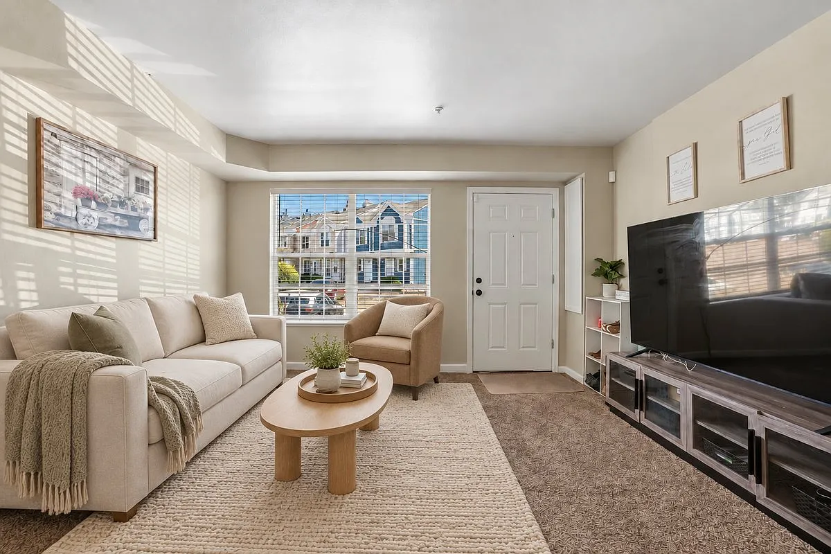 2 bed, 1102 sqft, $1,825 — Photo 2