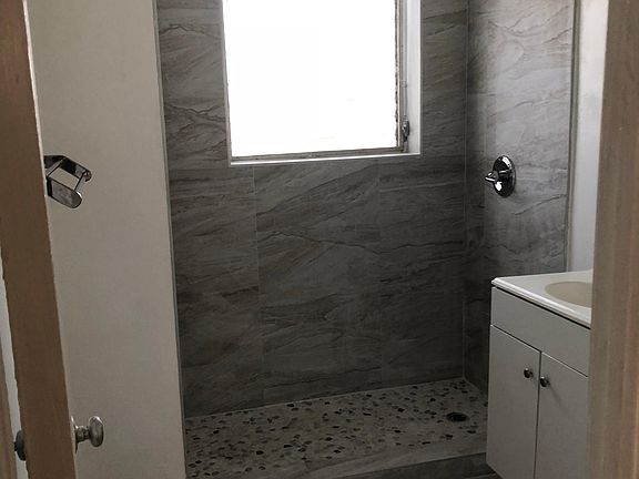 4th image of 993 Bay Dr APT 4