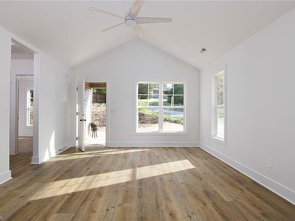 4th image of 140 Calvin St
