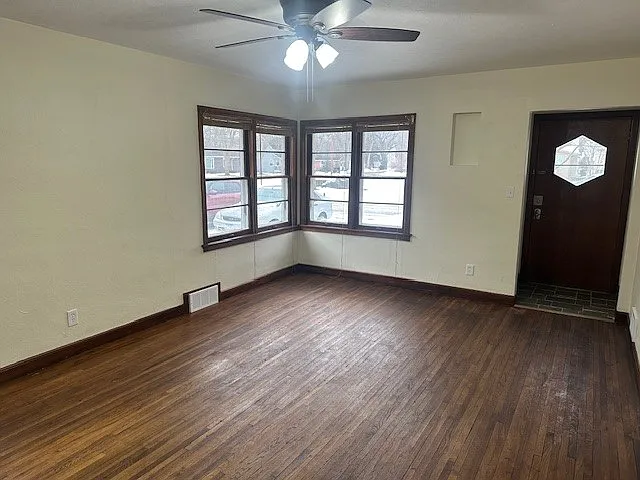 204 Sturgis St N — Photo 4