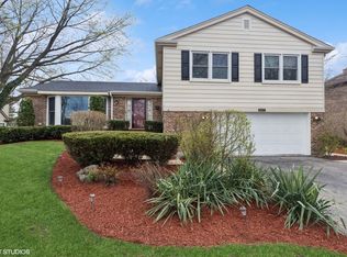 3907 Brett Ln, Glenview, IL 60026