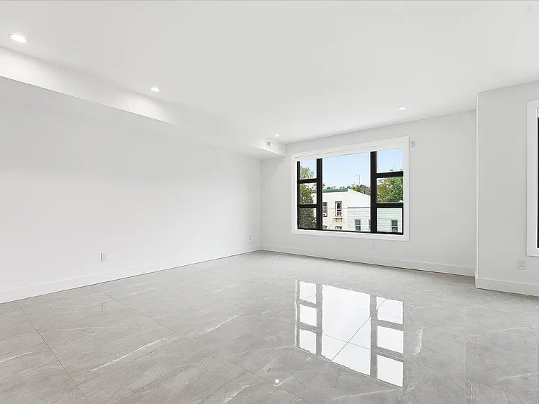 290 Griffith St #2 — Photo 15