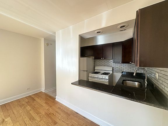 3rd image of 6830 N Sheridan Rd #72