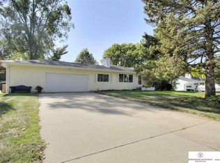 7905 Ames Cir, Omaha, NE 68134