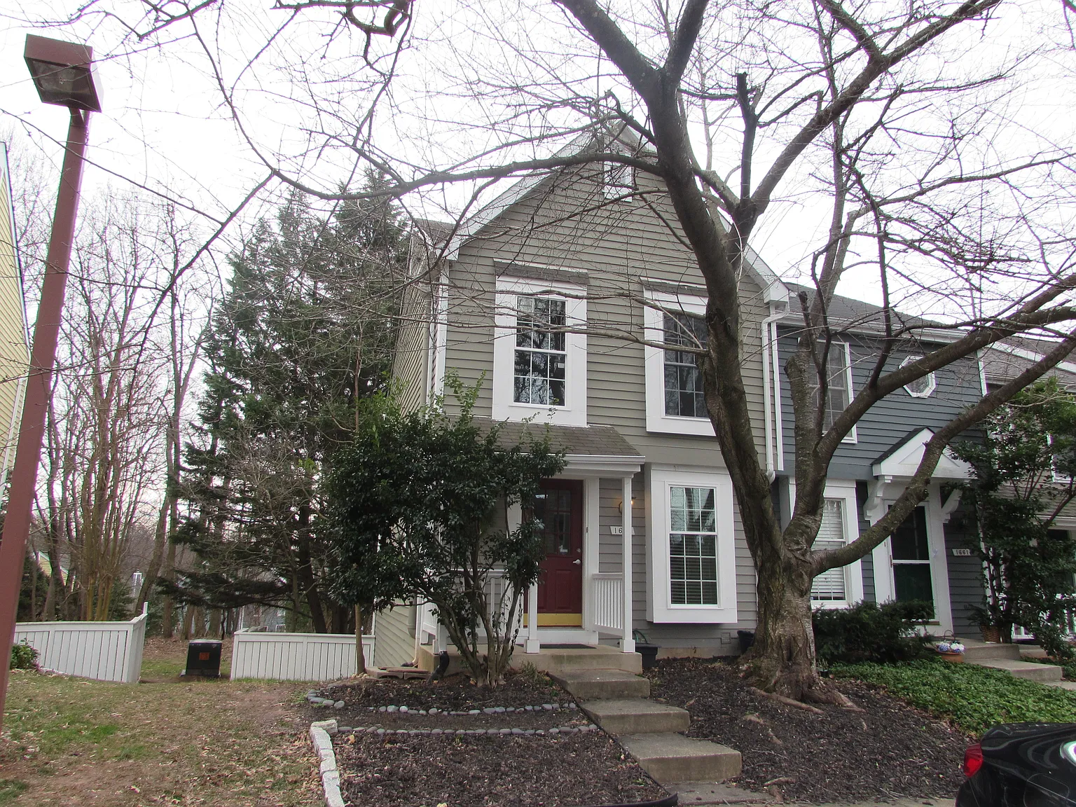 Lovely Victorian Style home with beautiful landscaping!! — Photo 2