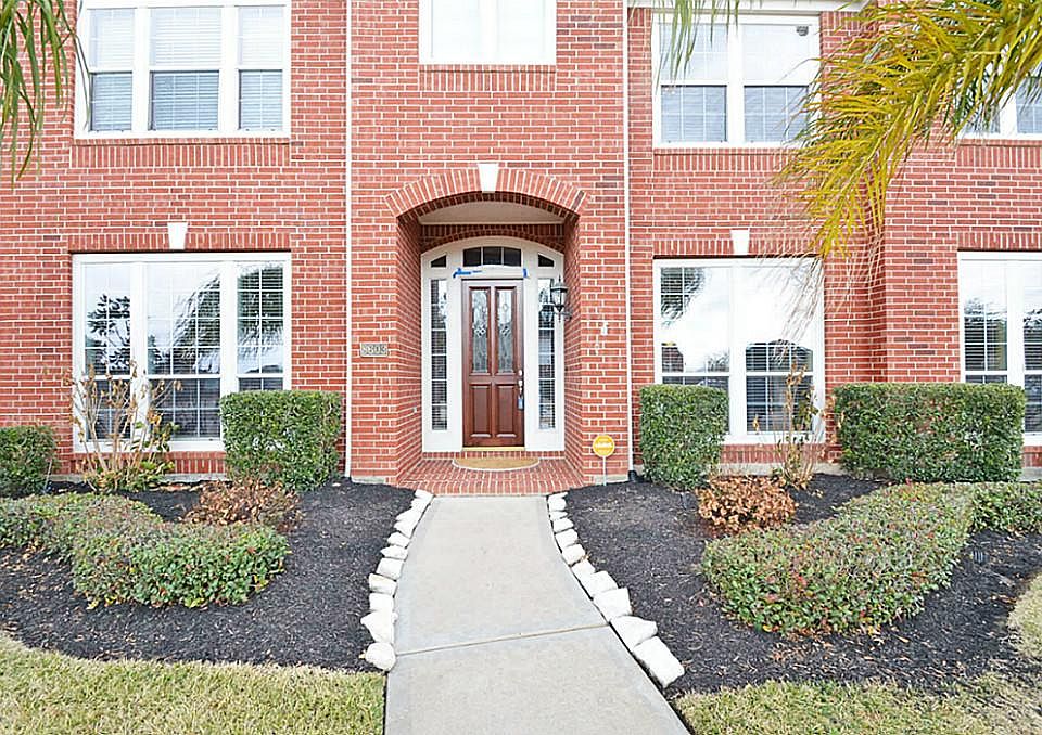  BEAUTIFUL ENTRY!
