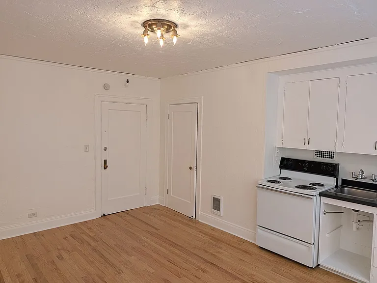 Greenway Apartments — Photo 24