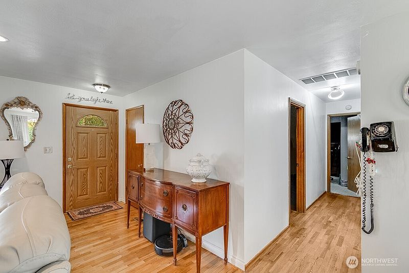 3rd image of 6919 W Victoria Avenue