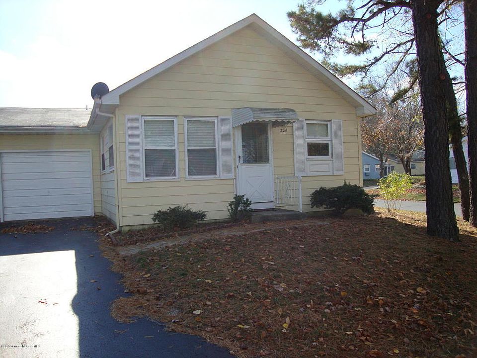 1st image of 22A Moccasin Dr