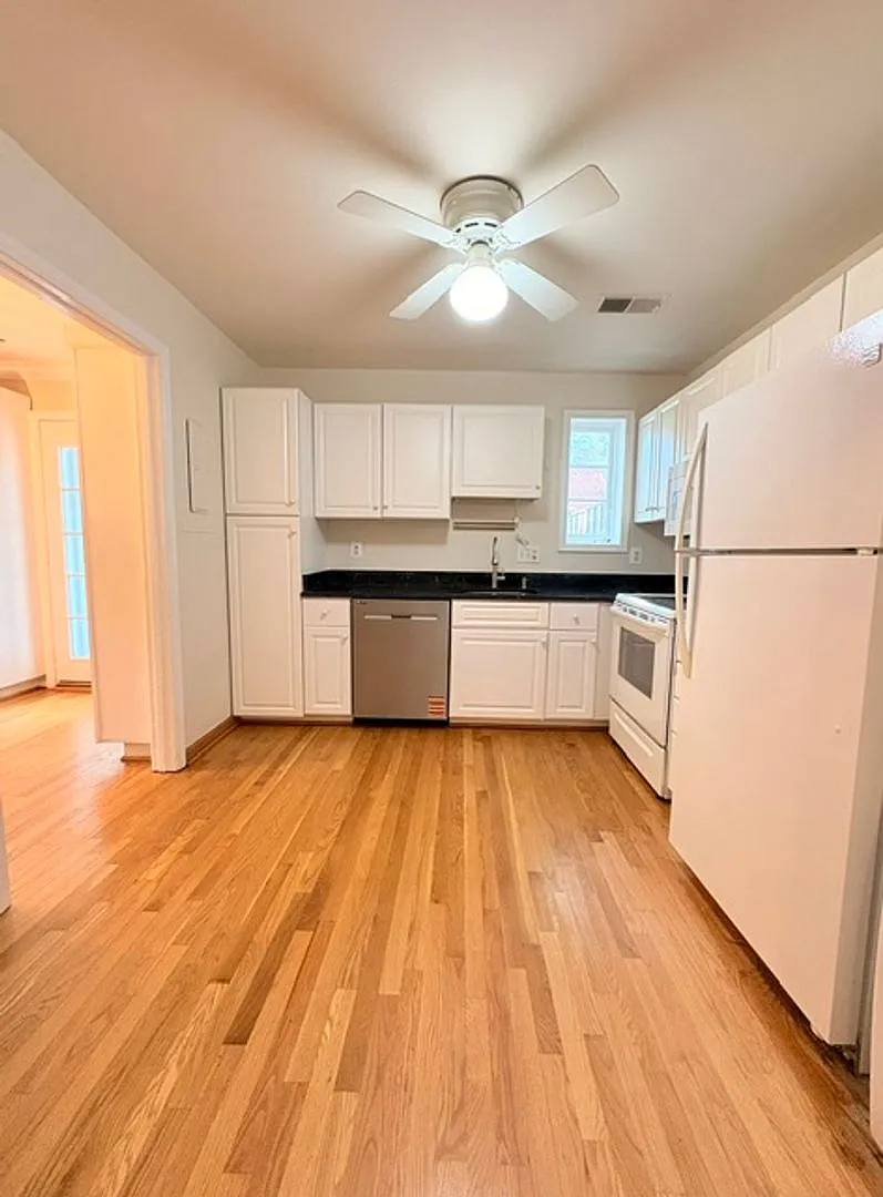 Fabulous Sun Splashed 3 BR, 2.5 BA Townhome in Kenwood Forest! — Photo 3