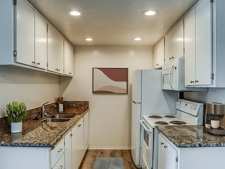 Sandpiper Apartments — Photo 13