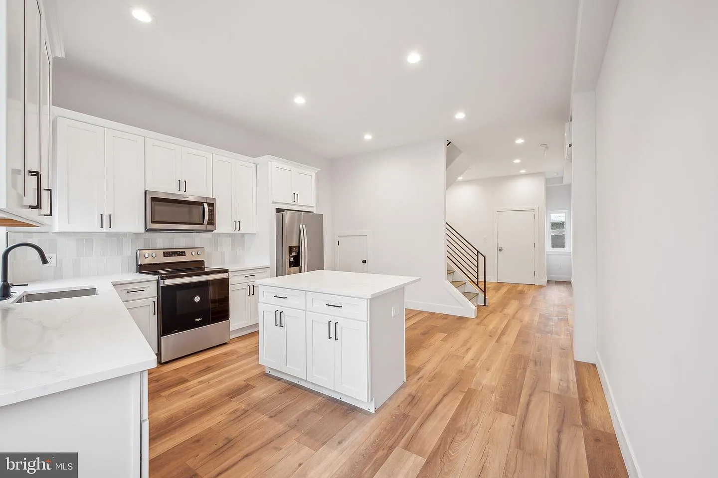 Private Roof Deck, Central Air & In-Unit Laundry Fishtown 2-Bedroom — Photo 1