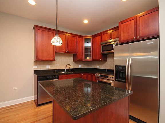 3rd image of 1330 W Argyle St #3W