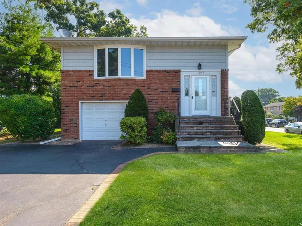 1042 N Broadway, Massapequa, NY 11758