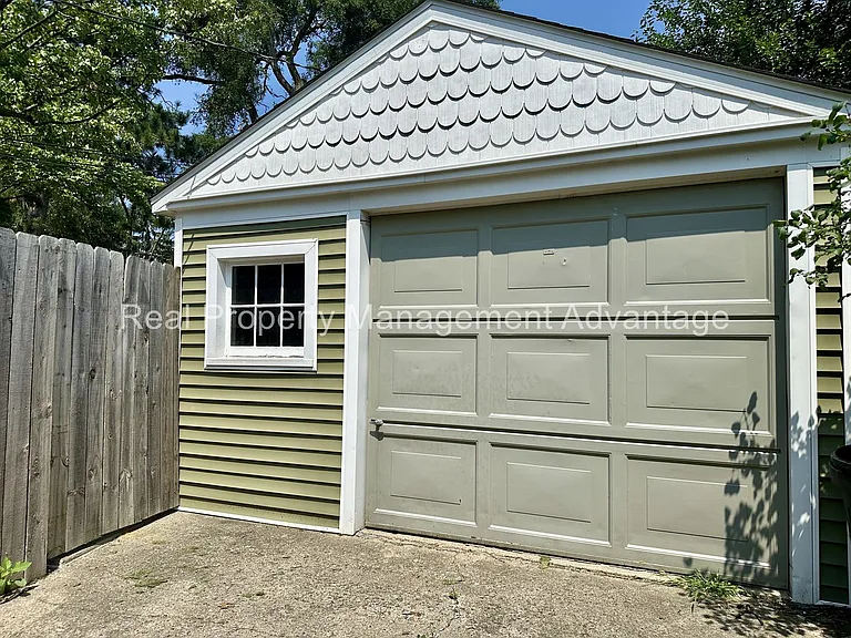 1596 Albany St — Photo 25