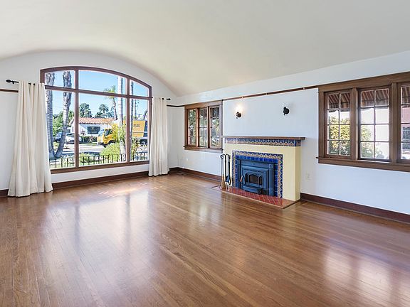 Living Room w Chimney