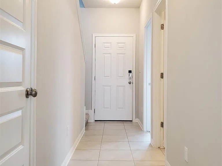 1717 Fountain Bridge Dr — Photo 4