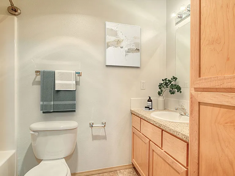 Highly sought after 1,2,3-bedroom flat and townhome apartments — Photo 10