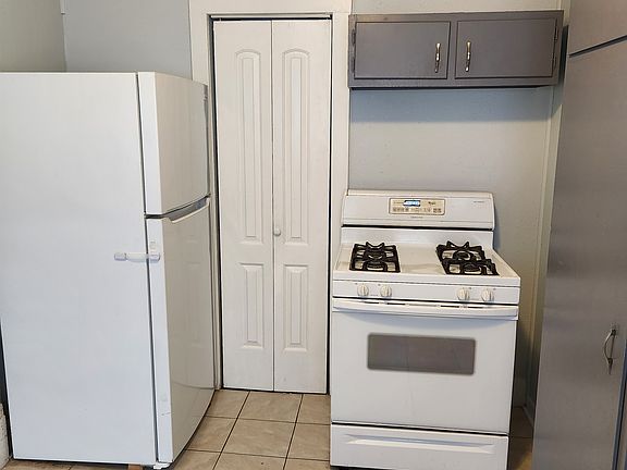 5th image of 918 E Elm St