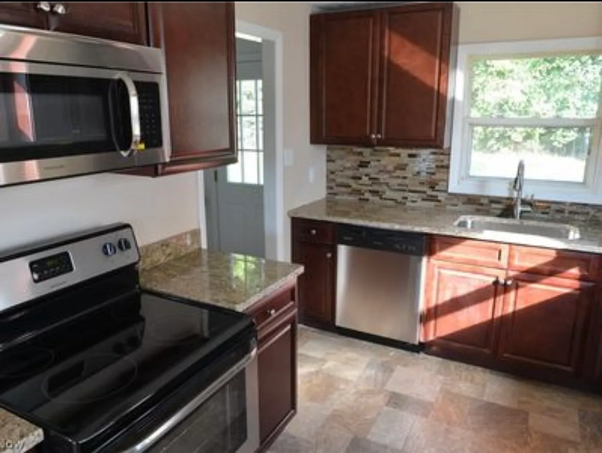 3 bed, 1075 sqft, $1,350 — Photo 3