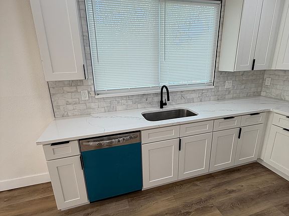 5th image of 106 E Adalee St