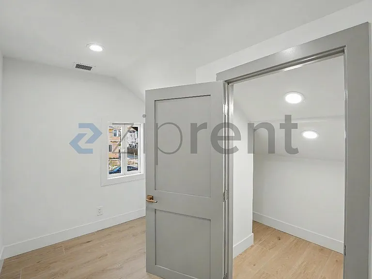 1676 W 24th St — Photo 23