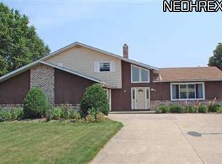 621 Davidson Dr, Highland Heights, OH 44143