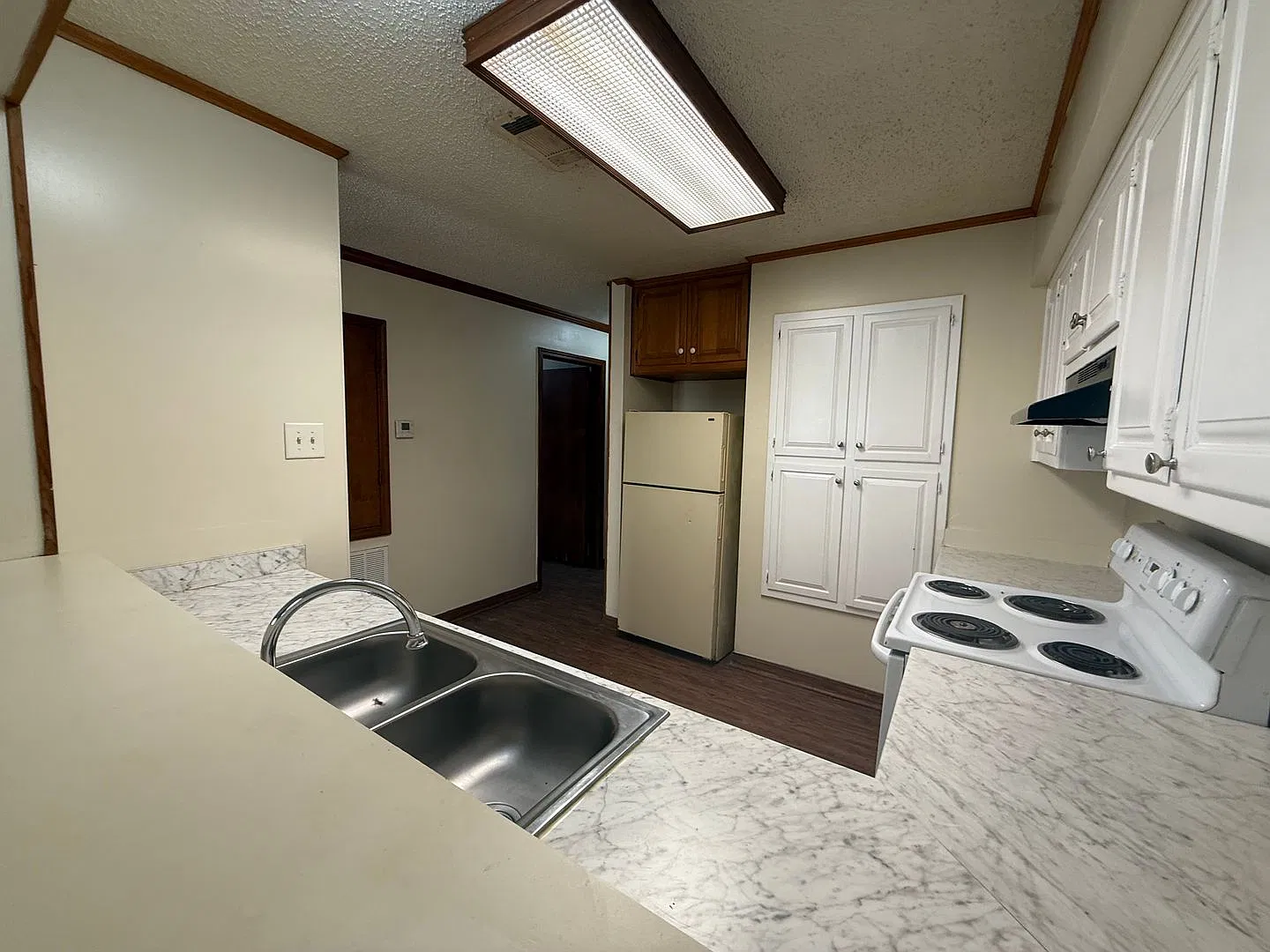 Beautiful and Clean three bedroom flat downstairs apartment with a big private patio. — Photo 3
