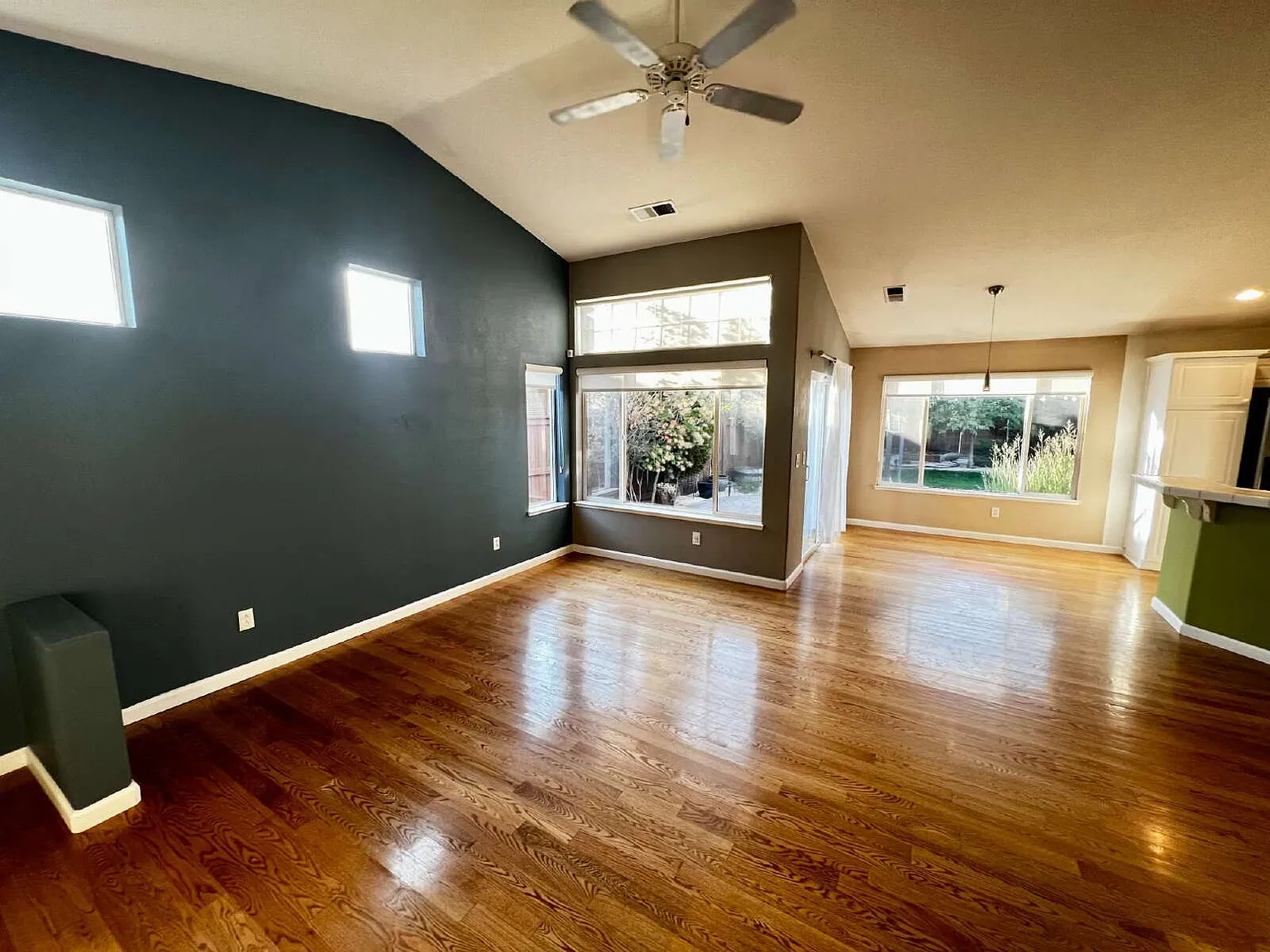 2 bed, 2.0 bath, 1261 sqft, $2,550 — Photo 2