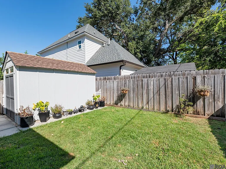 817 Saint Rose Ave — Photo 24