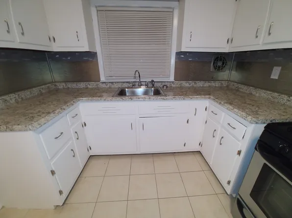 500 1/2 E 1st Ave #4, Roselle, NJ 07203