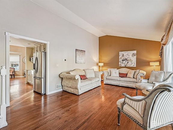 5th image of 42 Colburn Rd