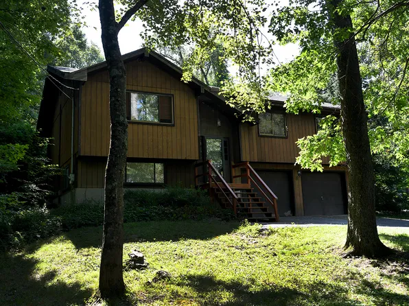 8 Candleview Dr, Sherman, CT 06784