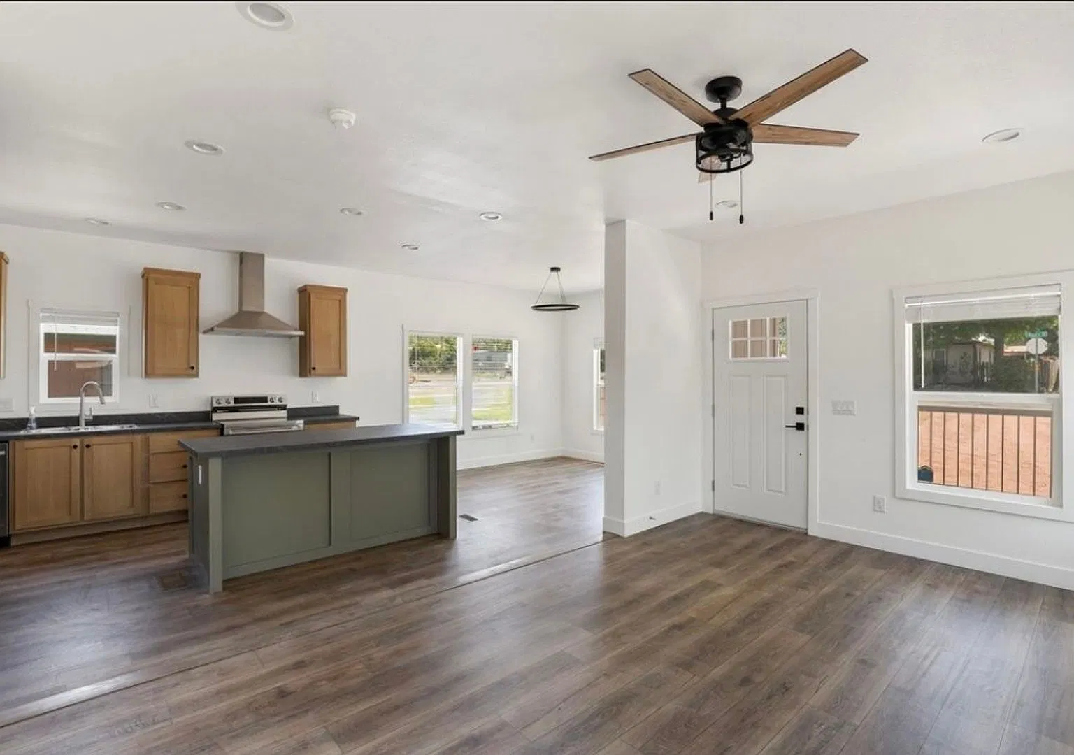 Beautiful and CLEAN three bedroom, two bathroom house is newly available for rent! — Photo 3