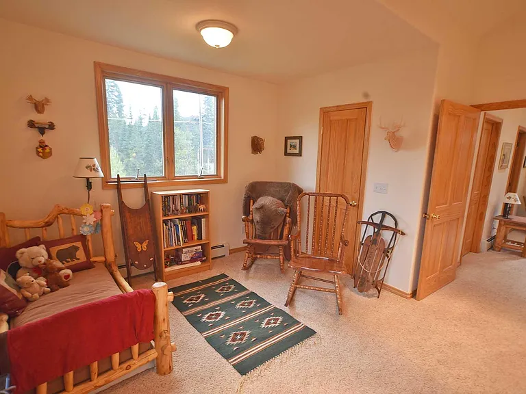 571 Kinnikinnick Rd — Photo 9