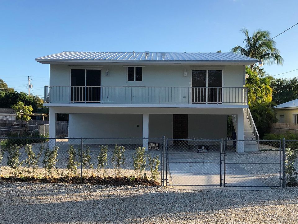 Front view of home. Brand new metal roof.