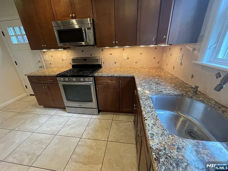 131 Irving St — Photo 11