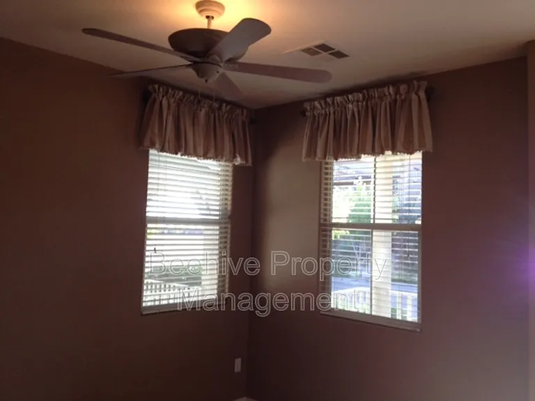 2947 N Evergreen St — Photo 5