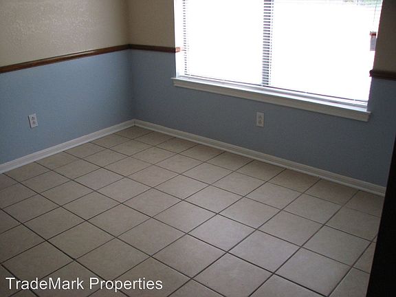 4th image of 1410 Linda Ln
