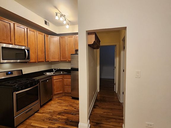 3rd image of 6812 N Wayne Ave APT 1c