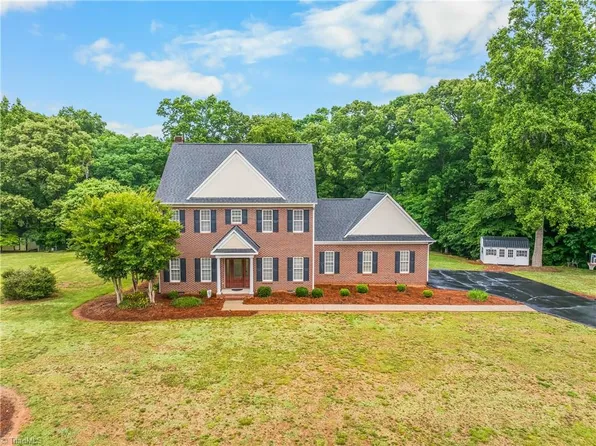129 Walnut Ave, Yadkinville, NC 27055