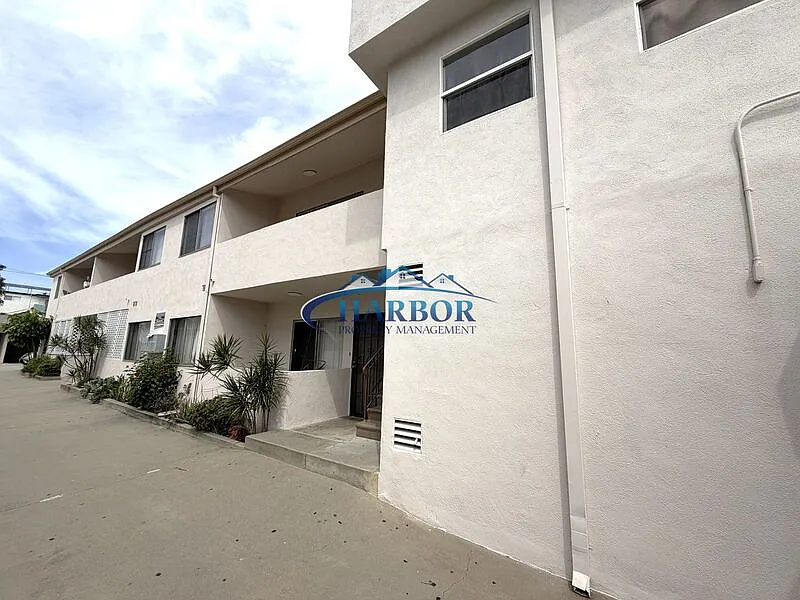 213 W Manchester Blvd #6