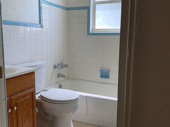 3rd image of 828 Lakewood Dr #B