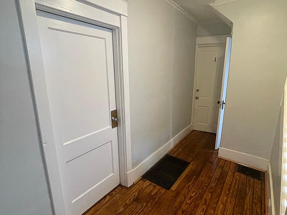 Foyer to apartment