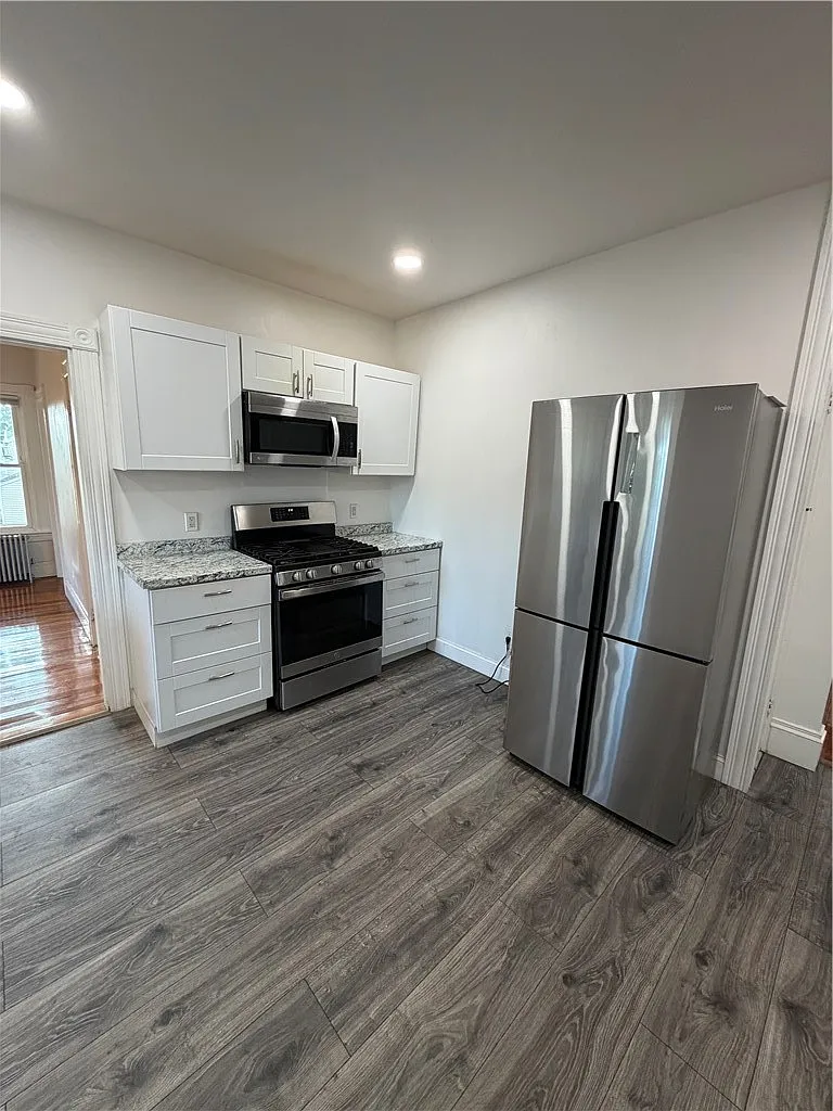 3 bed, 1.0 bath, 1268 sqft, $1,800 — Photo 2