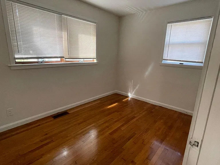 4715 Killam Ave — Photo 5