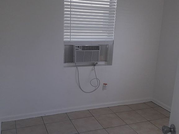 3rd image of 314 N Lakeside Ct