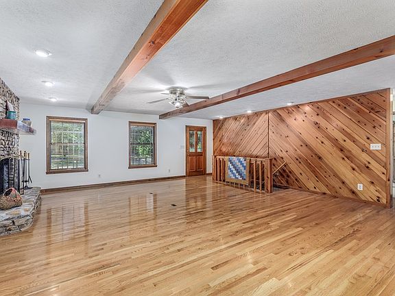 3rd image of 727 White Oak Cir