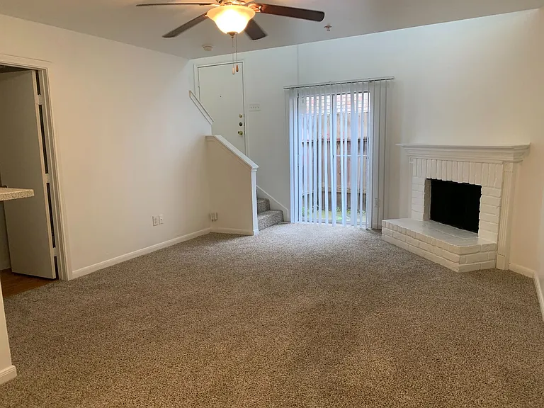 Emerald Cove Apartments — Photo 17
