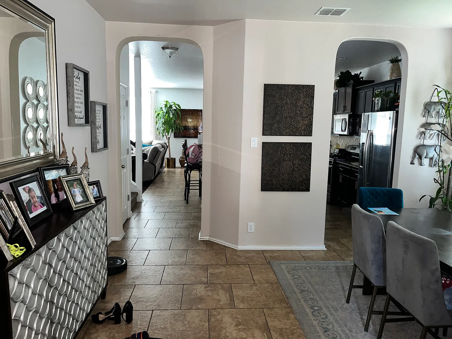 4 bed, 2.5 bath, 2700 sqft, $2,500 — Photo 2